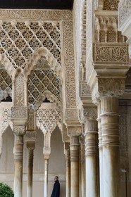 Espagne, Andalousie, Grenade, Palais nasrides de l'Alhambra, classé Patrimoine Mondial de l'UNESCO, colonnes du patio du Palais des Lions (Patio de los Leones)
