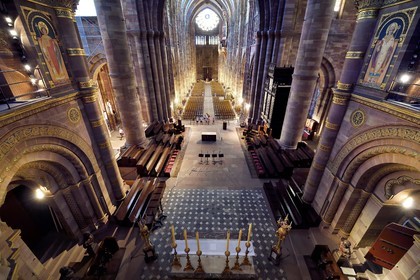 France, Bas-Rhin (67), Strasbourg, vieille ville classée au Patrimoine Mondial de l'UNESCO, la cathédrale Notre-Dame, la nef gothique vue depuis le choeur roman
