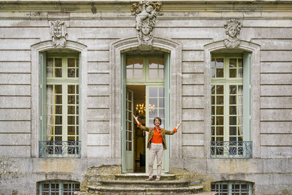 France, Hérault (34), Lavérune, Chateau de l'Engarran, hotel particulier de la deuxième moitié du XVIIIème siècle appelée folie montpelliéraine, la vigneronne et propriétaire Diane Losfelt présente les trois ages de la vie sur les mascarons