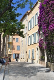 France, Var, Saint-Tropez, rue des Pêcheurs in the old town