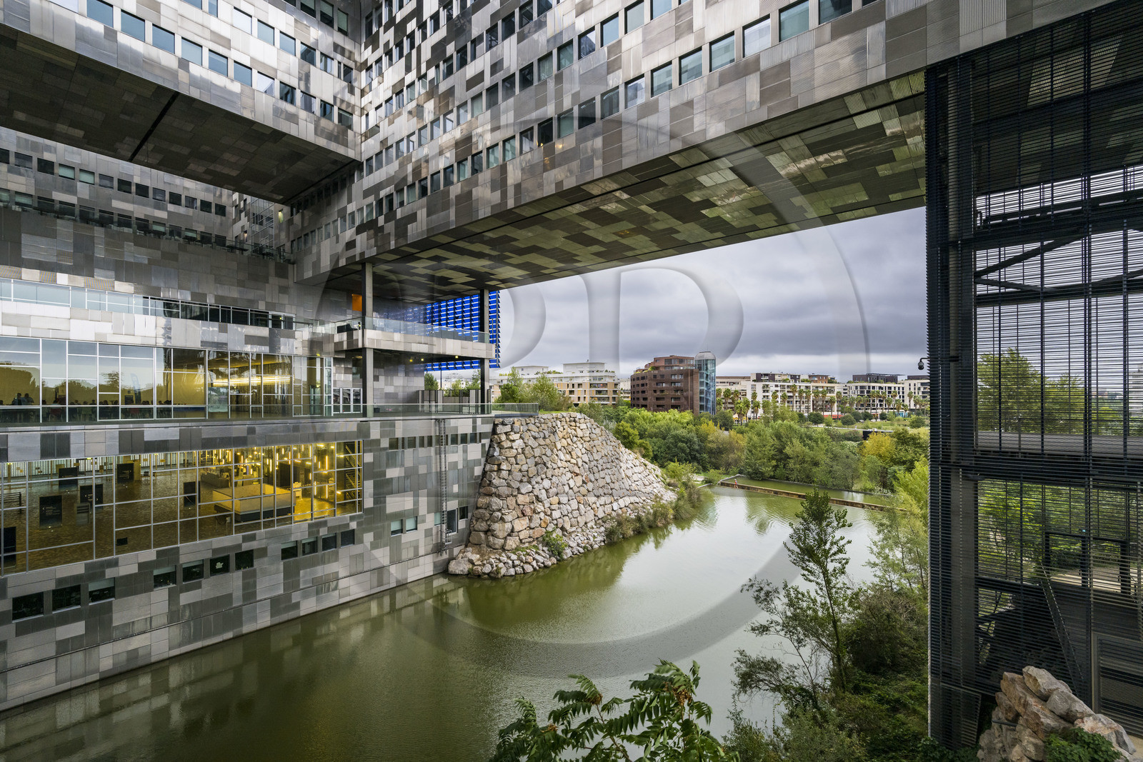 France, Hérault (34), Montpellier,  quartier de Port Marianne, l'Hotel de Ville conçu par les architectes Jean Nouvel et François Fontès, patio entre eau et ciel