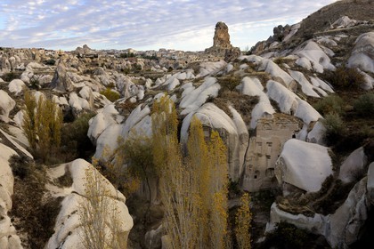 Turquie, Anatolie Centrale, province de Nevsehir, Cappadoce classée Patrimoine Mondial de l'UNESCO, pigeonniers du vallon de Balkan et village d' Ortahisar (vue aérienne)