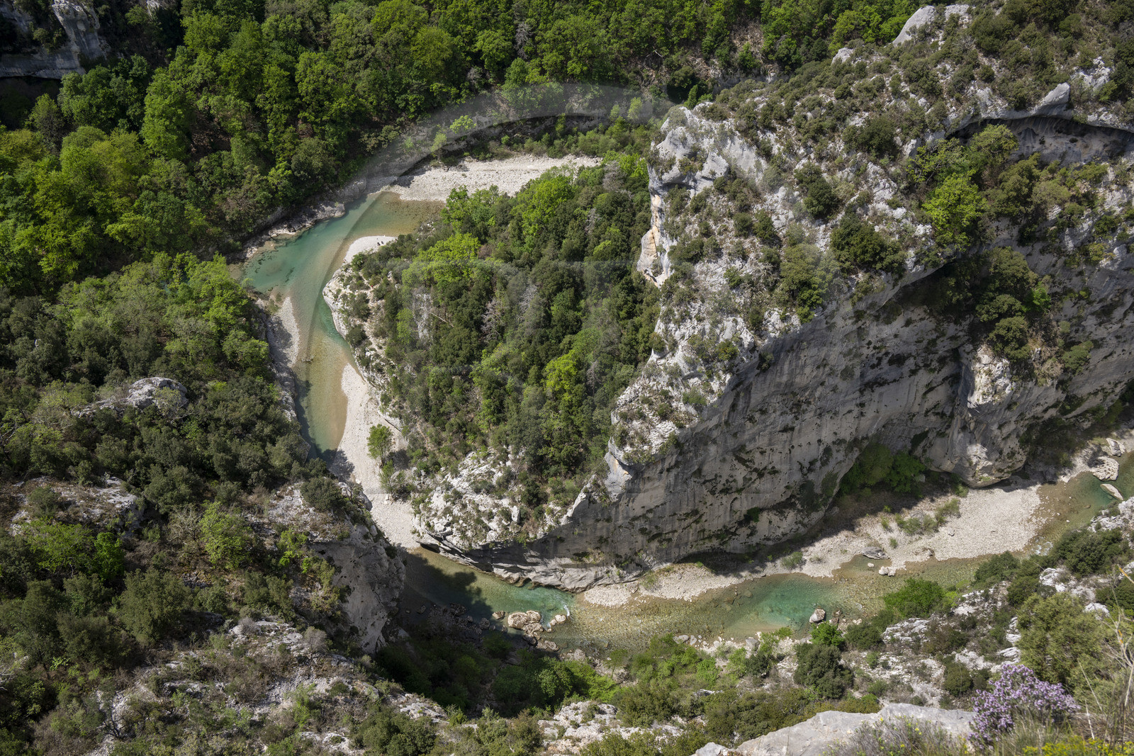 France, Alpes-de-Haute-Provence (04), parc naturel régional du Verdon, Gorges du Verdon, vue sur le Verdon et la Brèche Imbert depuis le belvédère du balcon de la Mescla