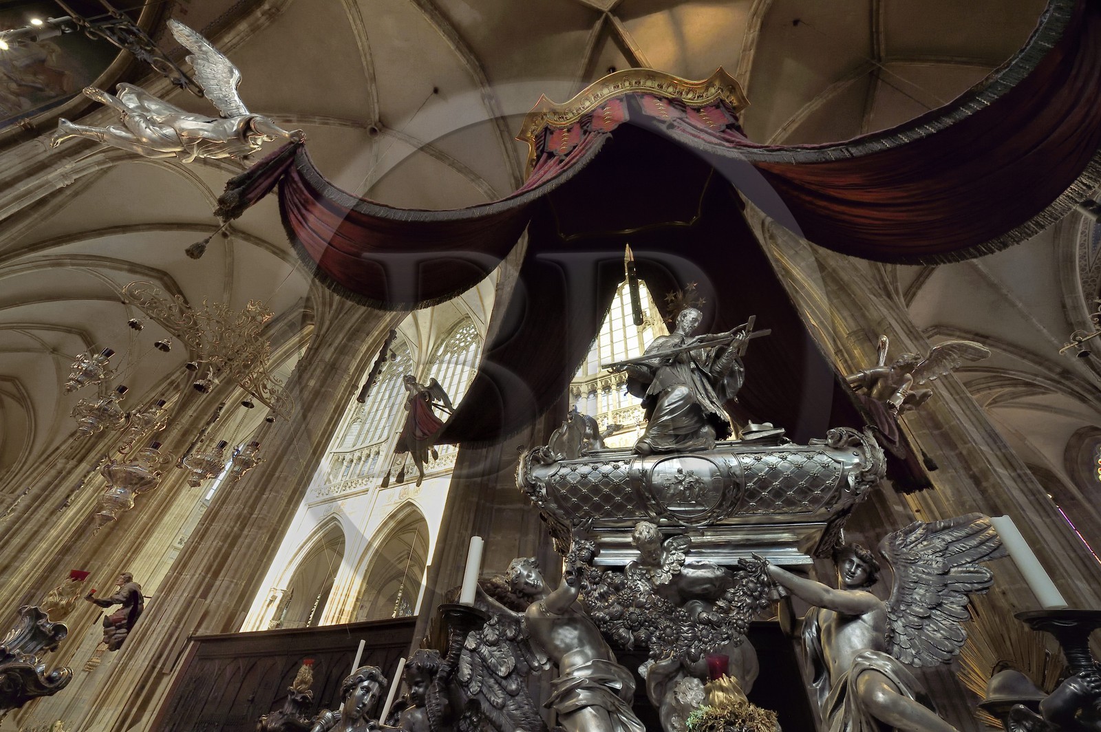 République Tchèque, Prague, centre historique classé Patrimoine Mondial de l'UNESCO, quartier de Hradcany, la cathédrale Saint-Guy à l'intérieur du chateau Royal, tombe baroque de Saint Jean Nepomucène en argent