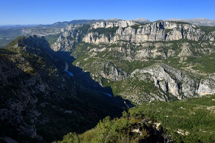 Var (83) rive gauche et Alpes-de-Haute-Provence (04) rive droite, Parc Naturel Régional du Verdon, le Grand Canyon des Gorges du Verdon entre le Cirque de Vaumale et Le Galetas en arrière plan, vue de la Corniche Sublime