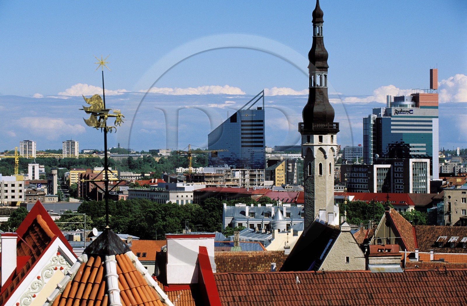 Estonie (Pays Baltes), région de Harju, Tallinn, capitale européenne de la culture 2011, le beffroi de l'Hôtel de Ville encadré par deux gratte-ciels de la ville moderne