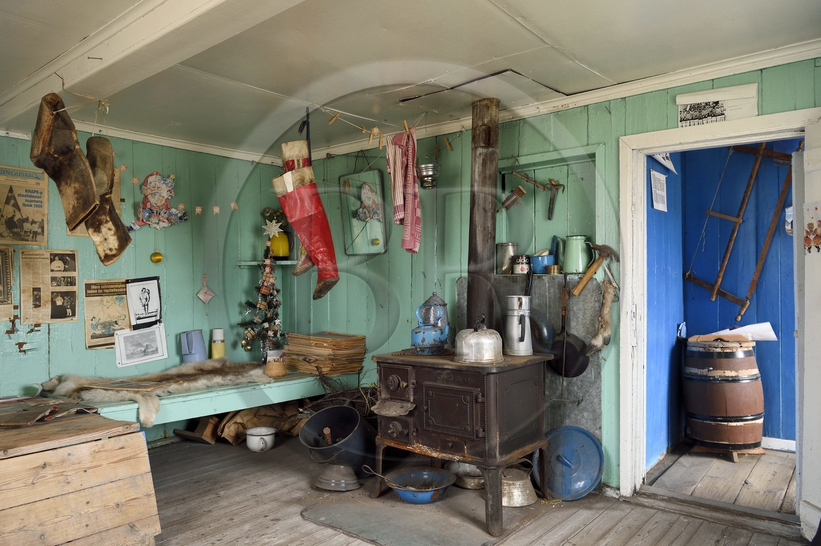 Groenland, cote ouest, Uummannaq, intérieur d'une maison traditionnelle faisant maintenant partie du musée local