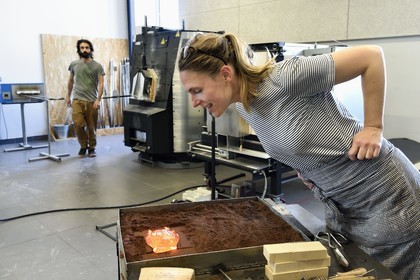 France, Charente (16), Cognac, Fondation d’Entreprise Martell, institution culturelle pluridisciplinaire (art, design et craft, architecture, musique, danse…), la designer Céline Thibault travaille le verre dans l'atelier des artisans verriers Laetitia Andrighetto et Jean-Charles Miot