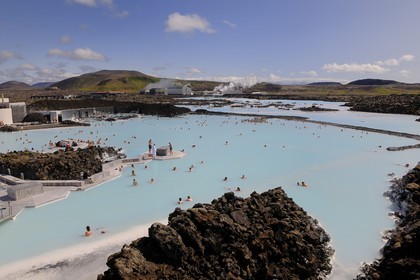 Islande, Grindavik, baignade au Blue Lagoon avec en fond l'usine Géothermique