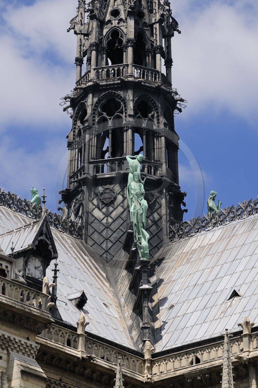 France, Paris (75), Ile de la Cité, cathédrale Notre-Dame de Paris, Statues des Apôtres et l’Aigle, symbole de Saint Jean l’évangéliste sur la flèche