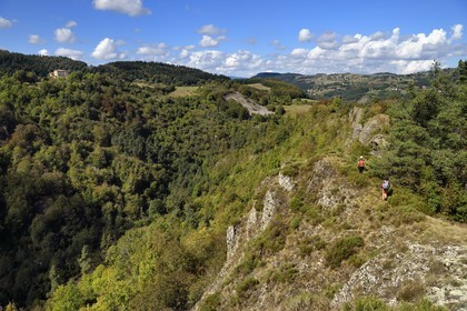 France, Haute-Loire (43), vallée de la Loire, Lafarre, randonneuses progressant vers la Tour de Mariac du XIe siècle ruines du chateau de Lafarre, à gauche la maison forte du Cros de Lafarre au dessus des gorges de La Langougniole, affluent de la Loire