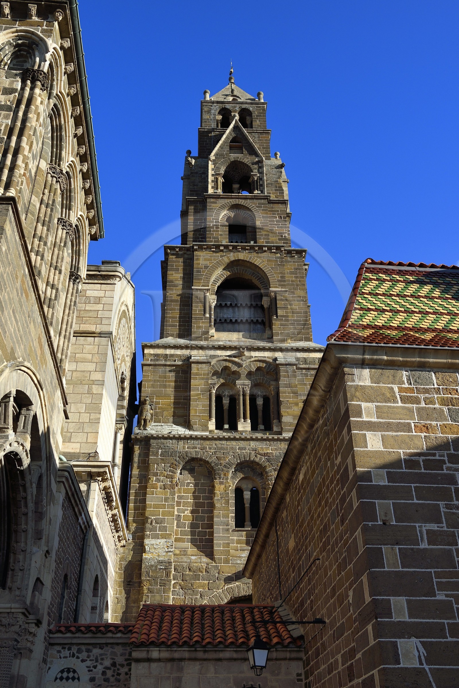 France, Haute-Loire (43), Le Puy-en-Velay, étape des chemins de Compostelle, la cathédrale Notre-Dame-de-l'Annonciation du XIIe siècle classée Patrimoine Mondial de l'UNESCO, le clocher haut de 56m et composé de sept étages
