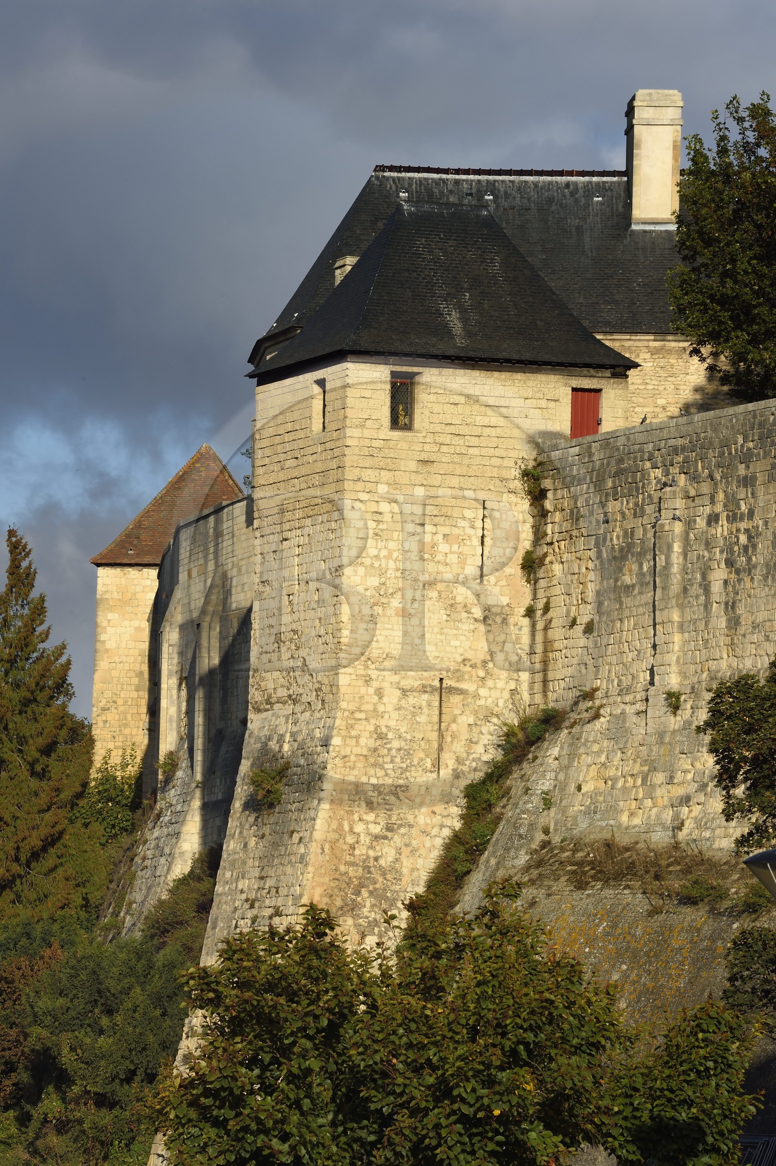 France, Calvados (14), Caen, le château ducal de Guillaume le Conquerant, les remparts rue de la Geôle