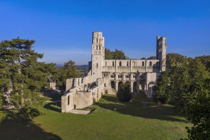 France, Seine-Maritime (76), Pays de Caux, Parc naturel régional des Boucles de la Seine normande, Jumièges, abbaye Saint-Pierre de Jumièges fondée au VIIe siècle (vue aérienne)