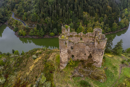 France, Cantal (15), Gorges de la Truyère, Alleuze, ruines féodales perchées du château fort d'Alleuze du XIIIe siècle reconstruit en 1405 (vue aérienne)
