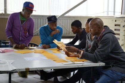 Afrique du Sud, province de Gauteng, Johannesburg, Newtown, le bus factory abrite un certain nombre d'organisations culturelles non gouvernementales (ONG) dont la plus importante est l'Artist Proof studio fondé par Kim Berman et Nhlanhla Xaba en 1991 qui facilite l'apprentissage de la gravure et aide les étudiants défavorisés à accéder à l'indépendance économique