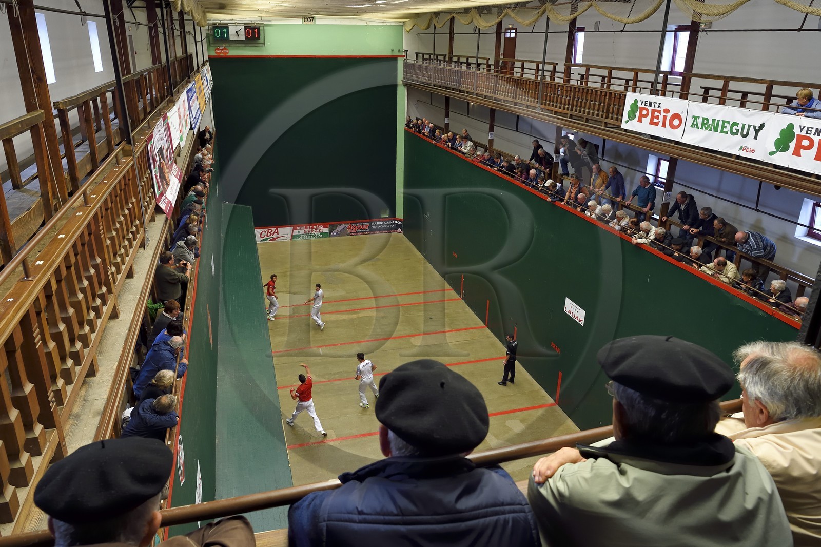 France, Pyrenees Atlantiques, Basque Country, Saint Jean Pied de Port, trinquet Garat, traditional Basque pelota party with bare hand for the Chasseurs (hunters) Cup