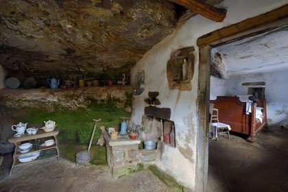 France, Bas-Rhin (67), parc régional des Vosges du nord, Eschbourg, Maisons des Rochers de Graufthal, habitations semi-troglodytiques du XVIIIe siècle et habitées jusqu'en 1958, chambre à coucher