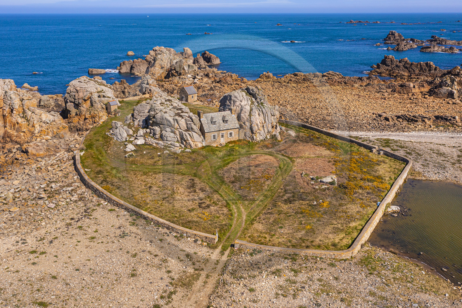 France, Côtes-d'Armor (22), Côte d'Ajoncs, Plougrescant, site du gouffre de Plougrescant, la petite maison de Castel Meur, toute représentation à usage commerciale de cette maison est interdite (vue aérienne)
