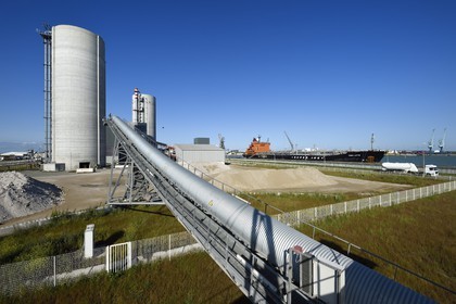 France, Charente-Maritime (17), La Rochelle, le Port Atlantique La Rochelle, port de commerce, silos à ciment Eqiom