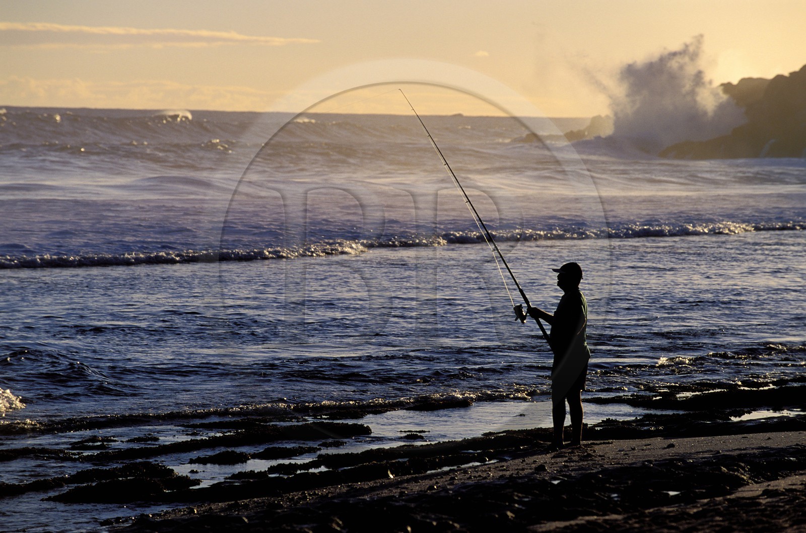 France, île de la Réunion, un pêcheur dans la baie de Grande-Anse, région du sud sauvage