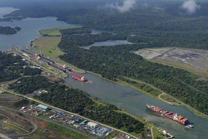 Panama, province de Colon, Canal de Panama, écluses de Gatun, cargo Panamax passant les écluses, le lac Gatun en arrière plan (vue aérienne)