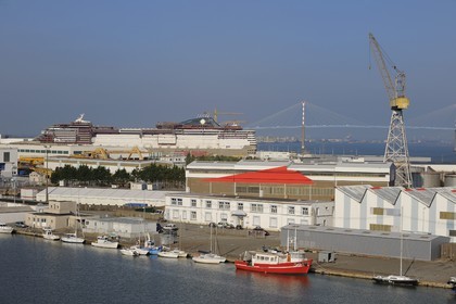 France, Loire-Atlantique (44), port de Saint-Nazaire, le bassin de Saint-Nazaire et les chantiers navals