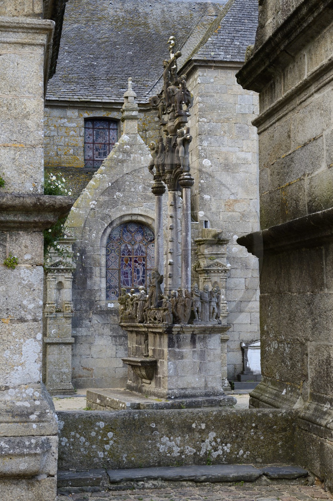 France, Finistère (29), étape sur le chemin de Saint Jacques de Compostelle, Saint-Thegonnec, le calvaire devant l'église dans l'enclos paroissial
