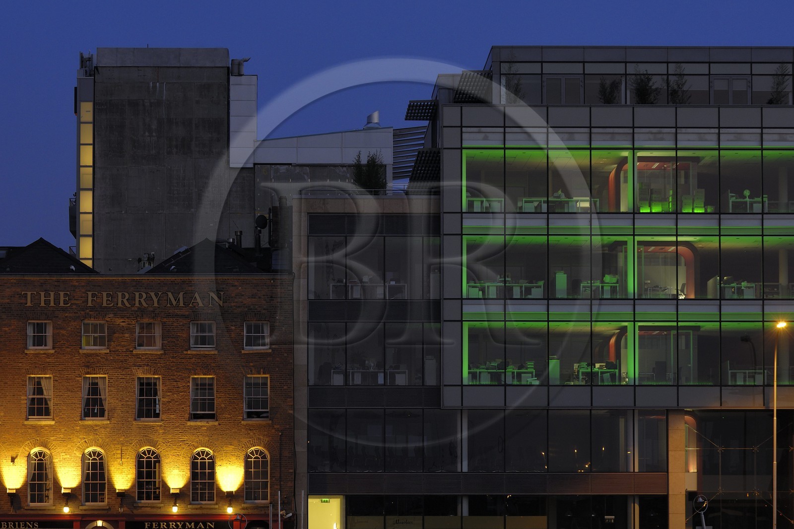 Irlande, Comté de Dublin, Dublin, nouveaux immeubles de bureaux sur North Wall Quay dans les docks réhabilités en bordure de la rivière Liffey