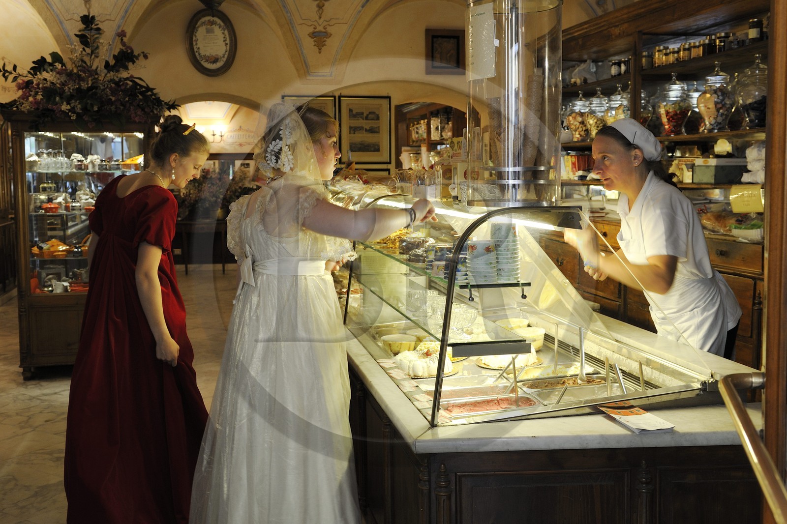 Italie, Ligurie, Sarzana, Napoleon Festival, l'impératrice Marie Louise choisi un gateau dans une patisserie