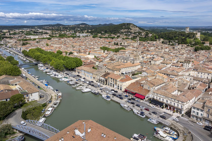 France (30), Gard, Beaucaire, le port du Canal du Rhone à Sète et le chateau de Beaucaire en arrière plan (vue aérienne)