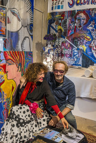 France, Hérault (34), Sète, ateliers d'artistes dans les anciens chais Saint-Raphaël reconvertis en friche artistique, l'artiste peintre Jean-Jacques François dans son atelier avec sa muse Anna Nagy