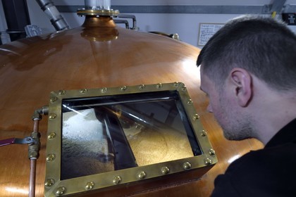 Royaume-Uni, Ecosse, région des Highlands, les Hébrides, Ile de Skye, Teangue, Distillerie de whisky Torabhaig, mash tun dans la cuve de brassage supervisé par le distilleur David