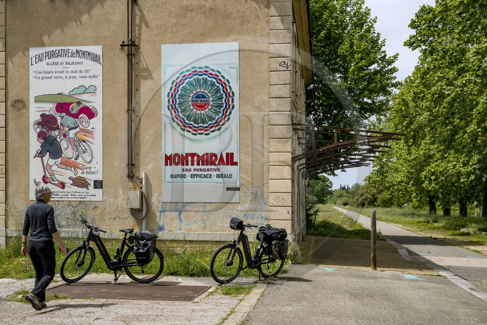 France, Vaucluse (84), Sarrians, ancienne gare de Sarrians-Montmirail aujourd'hui en bordure de la véloroute Via Venaissia aménagée sur une ancienne voie ferrée, reproduction d'affiches faisant la promotion de l'eau purgative de Montmirail pour les curistes du siècle dernier