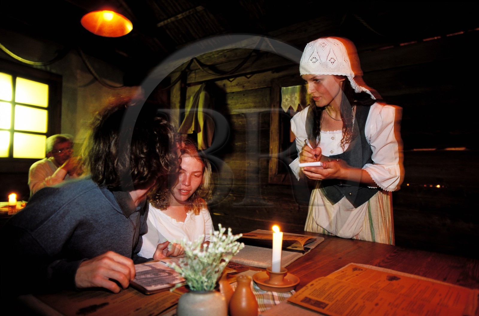 Lituanie (Pays Baltes), Vilnius, une serveuse dans un restaurant Maisto Rumai (spécialités régionales)