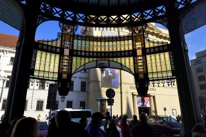 République Tchèque, Prague, centre historique classé Patrimoine Mondial de l' UNESCO, quartier de Stare Mesto, la Maison Municipale (Obecni Dum), vitrail de Alfons Mucha de la marquise de fer de l'entrée