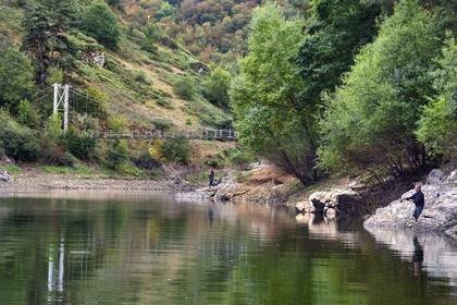 France, Cantal (15), Gorges de la Truyère, Chaliers, pêcheurs à la ligne sur les berges aux abords de la passerelle de Valadour au dessus de la rivière Truyère