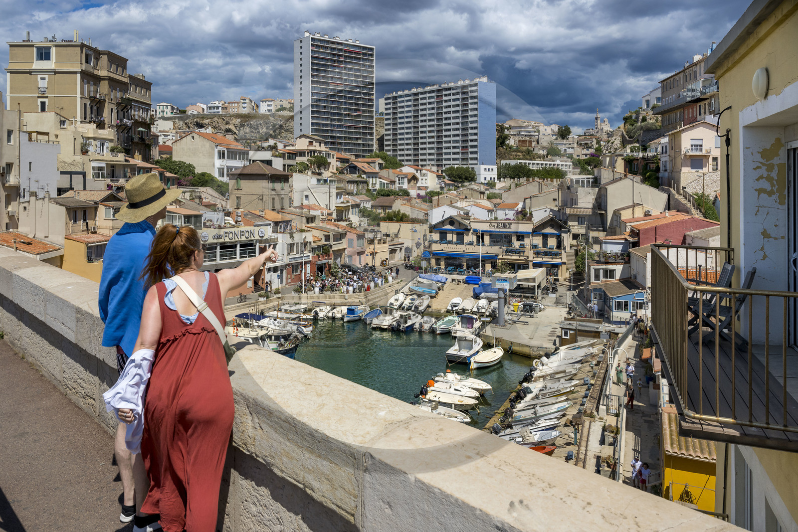 France, Bouches-du-Rhône (13), Marseille, quartier d'Endoume, le Vallon des Auffes et son petit port de pêche, restaurant Chez Fonfon et Notre-Dame de la Garde en arrière plan