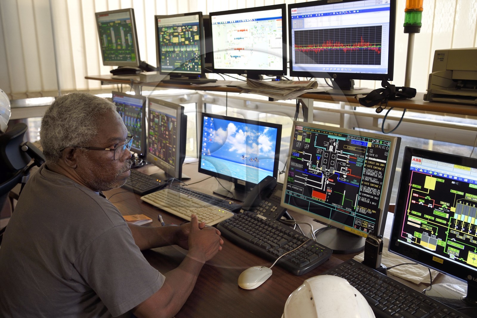 France, Ile de la Reunion, Saint-Louis, l'usine sucrière du Gol utilisant la canne à sucre, la salle de contrôle de tout le process de fabrication