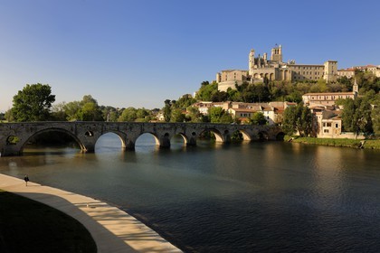 France, Hérault (34), Béziers, la cathédrale Saint Nazaire et le Pont-Vieux sur la rivière Orb