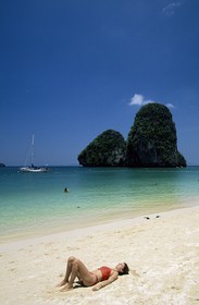 Thaïlande, province de Krabi, la plage Hat Tham Phra Nang