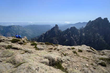 France, Corse-du-Sud (2A), Alta Rocca, massif de Bavella, promontoire de Punta Velacu, piton vertigineux surplombant le ravin d’Aragale