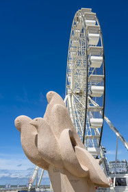 France, Vendée (85), Saint-Jean-de-Monts, la grande roue sur le front de mer et Les Oiseaux de Mer sculpture animalière monumentale des artistes jumeaux Jan et Joel Martel