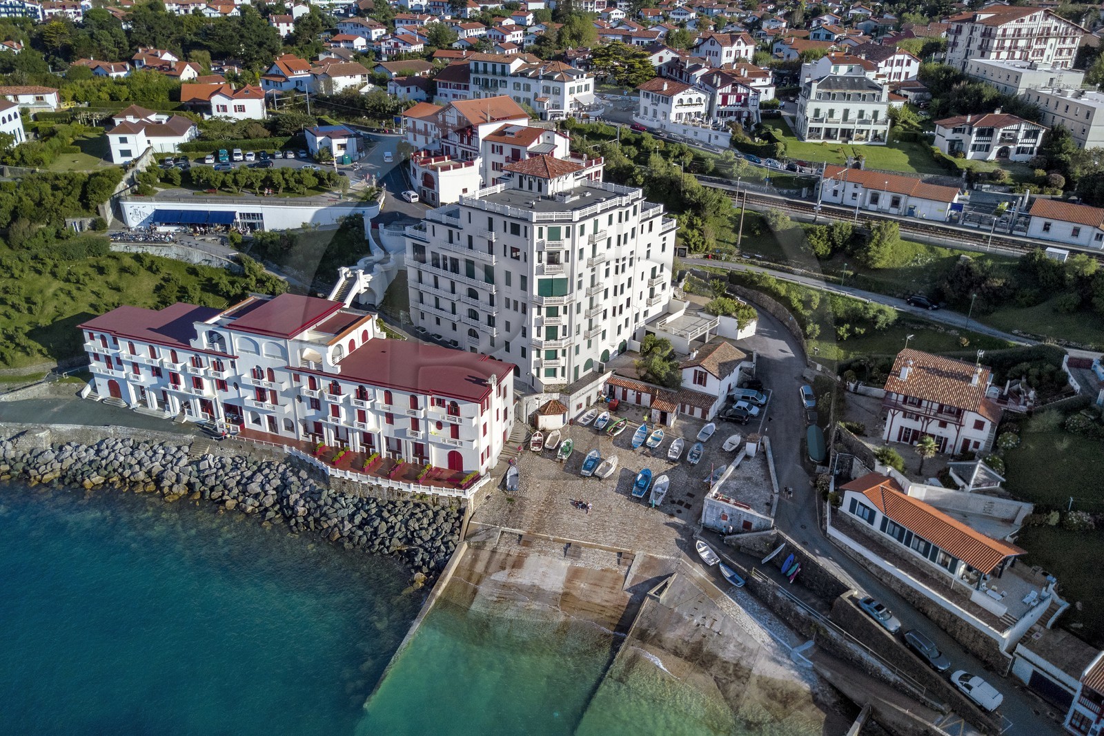 France, Pyrénées-Atlantiques (64), la côte du Pays-Basque, Guéthary, ancien port baleinier dominé par l'ancien hotel Guétharia art déco construit dans les années 1920 transformé en résidence (vue aérienne)