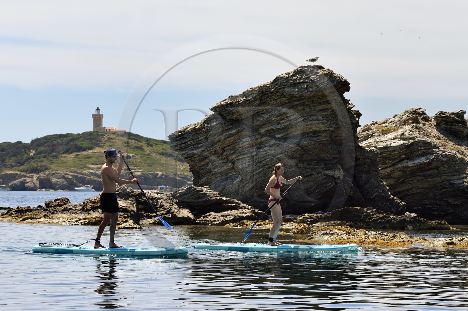 France, Var (83), Six-Fours-les-Plages, Ile des Embiez, pointe Saint-Pierre, le champion de windsurf Freestyle Adrien Bosson en randonnée aquatique sur un paddle, le phare du Grand Rouveau en arrière plan
