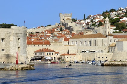 Croatie, Dalmatie, cote dalmate, Dubrovnik, centre historique classé Patrimoine Mondial de l'UNESCO, les remparts coté mer, le batiment de la Tour Saint Jean à l'entrée du Port à gauche et la Tour Minceta en arrière plan