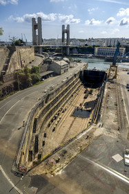 France, Finistère (29), Brest, l'arsenal, le port militaire est une base navale de la Marine nationale, bassin de radoub n° 1 dit bassin Tourville et le pont de Recouvrance