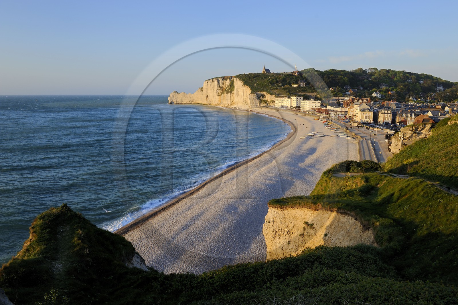 France, Seine-Maritime (76), Pays de Caux, Côte d'Albâtre, Etretat et sa plage, en arriere plan la falaise d'Amont et l'église Notre-Dame-de-la-Garde