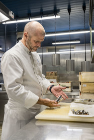 France, Charente-Maritime (17), La Rochelle, le chef étoilé Christopher Coutanceau dans les cuisines de son restaurant gastronomique 2 étoiles Michelin
