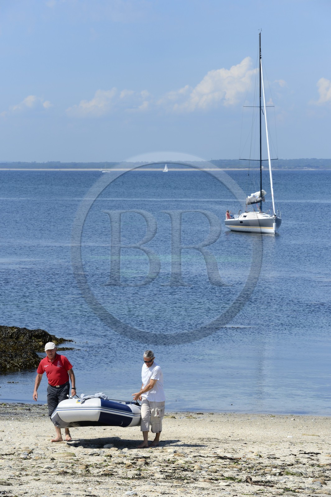 France, Finistère (29), La Foret Fouesnant, archipel des Glénan, Ile aux Moutons, le voilier Pogo 10.50, débarquement sur la plage